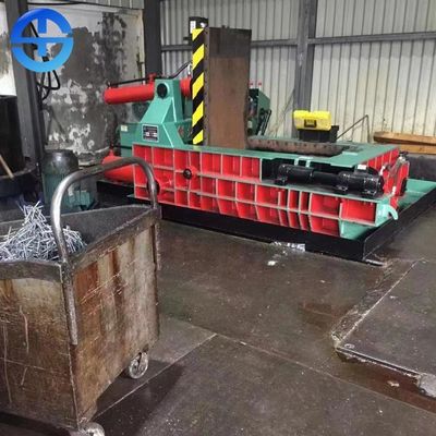 300 * 300 مم حجم البالة 130 طن الضغط الهيدروليكي المكبس المعدني