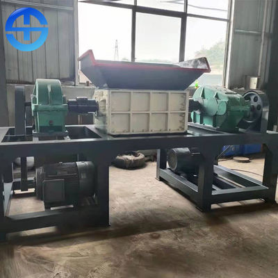 600 كجم / ساعة 800 كجم / ساعة تقطيع مزدوج العمود لبقايا الخشب 2 * 15kw الطاقة