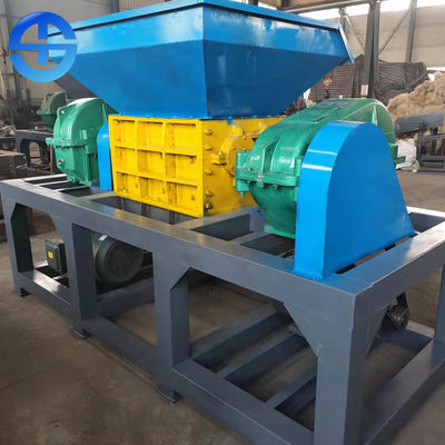 آلة تقطيع الخردة ذات العمود المزدوج 1500 كجم / ساعة 3000 * 1300 * 1850 مم